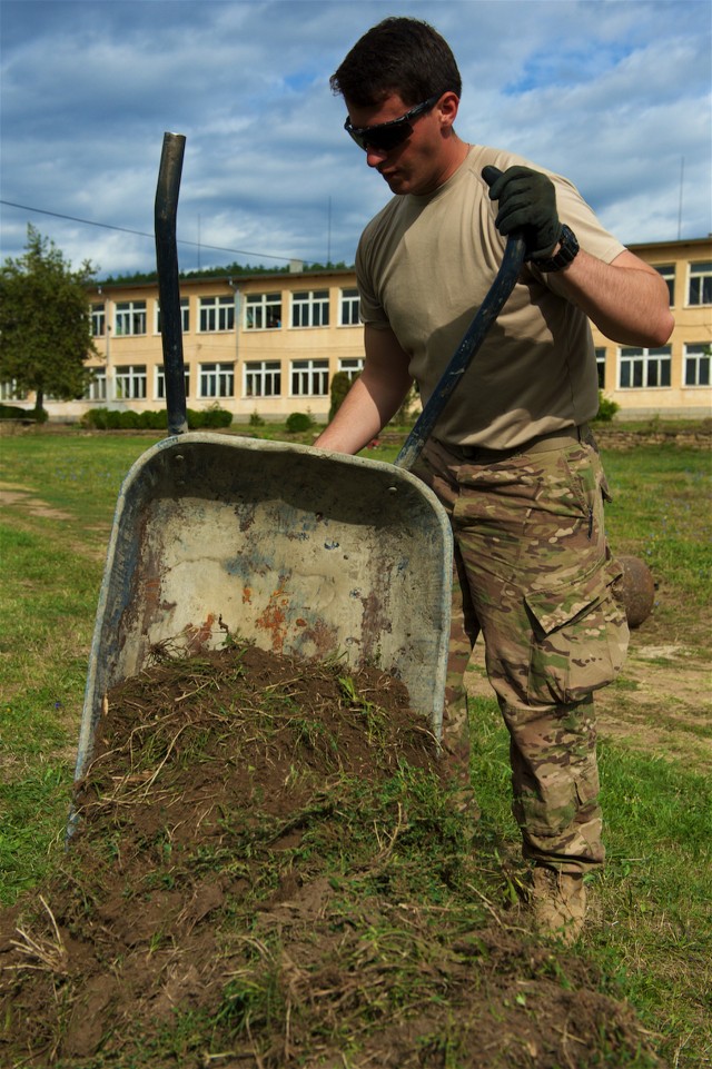 'Sky Soldiers' lead outreach project at Bulgarian school