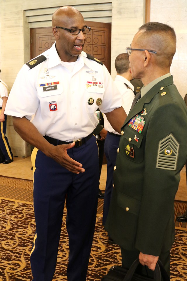 USARPAC CSM greets Phillippines Armed Forces CSM