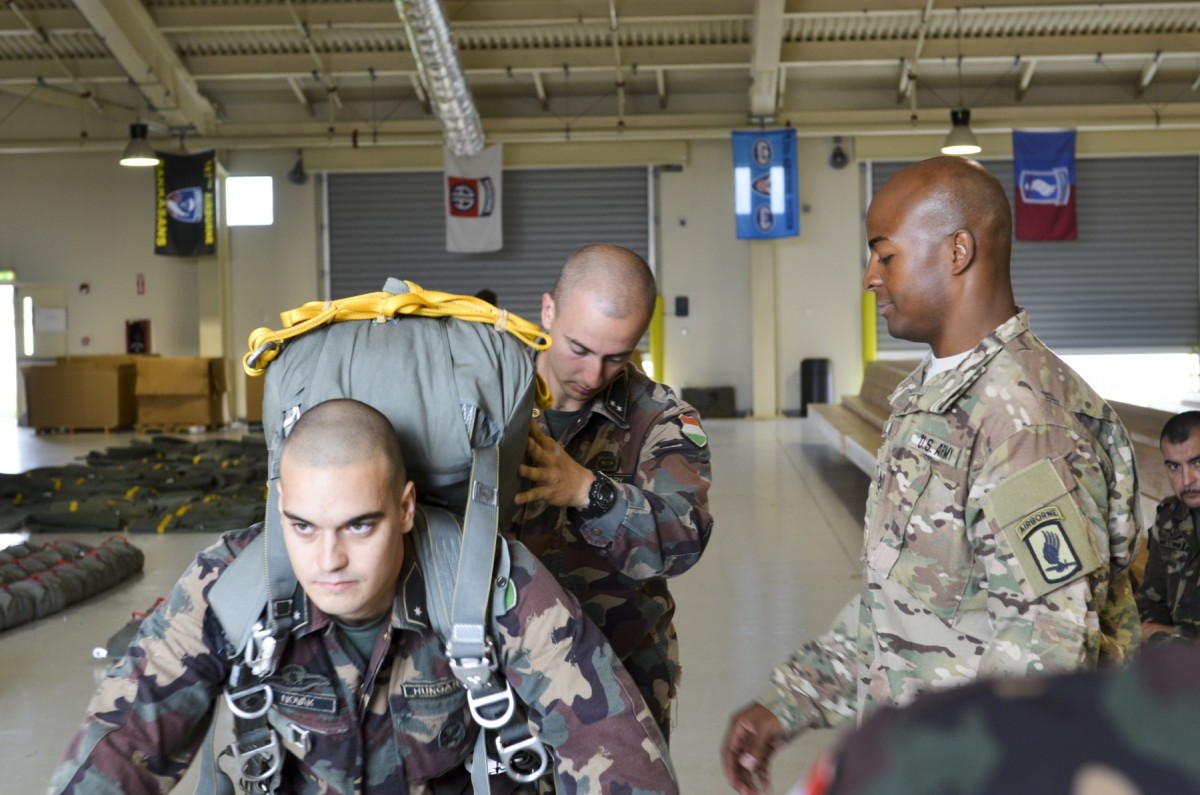 US, Hungarian paratroopers conduct combined emergency deployment ...