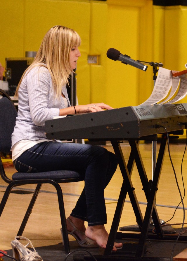 Tarah Hipple plays keyboard and sings