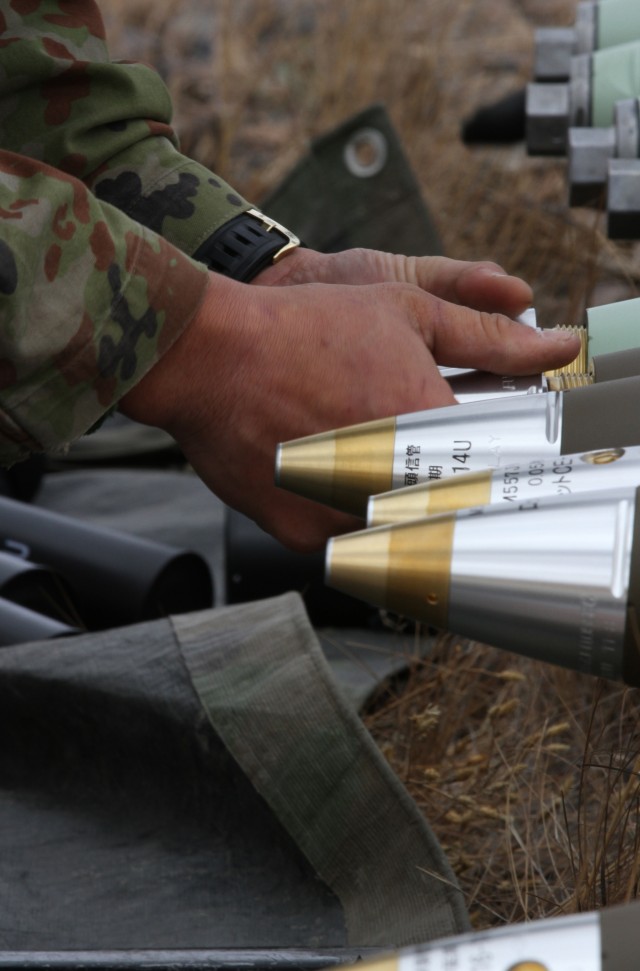 Japanese and US troops fire mortars during Rising Thunder