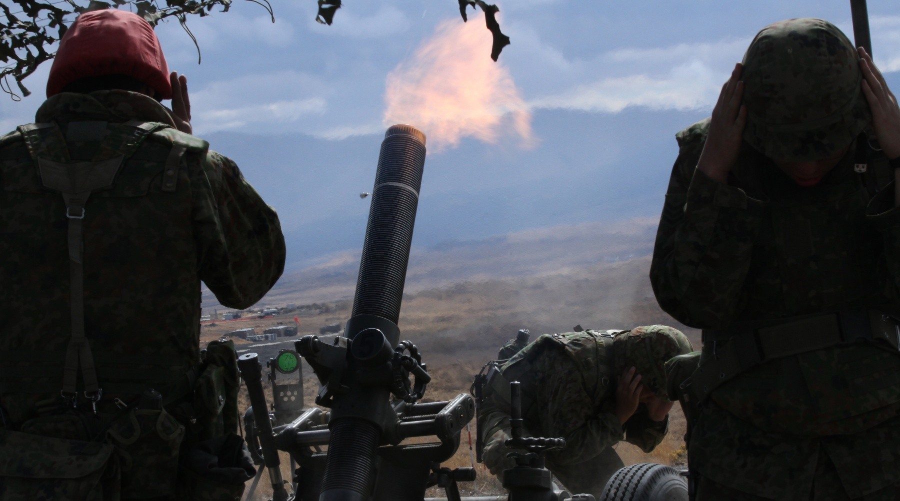 Soldiers perform mortar training during Exercise Rising Thunder ...