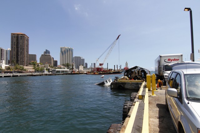 Army divers support Hawaii DOT with salvage exercise