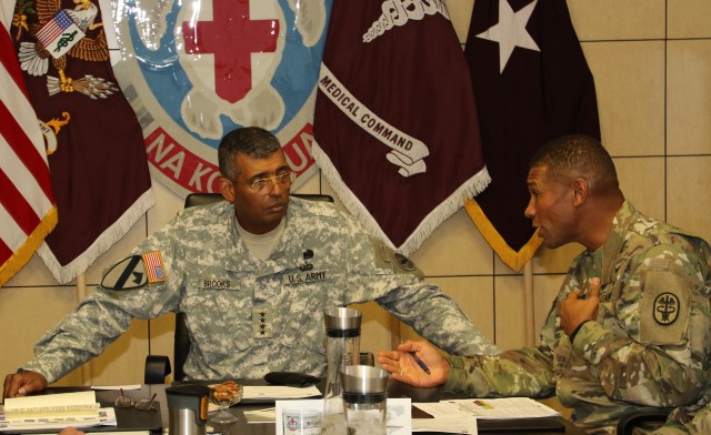 USARPAC CG visits Regional Health Command-Pacific