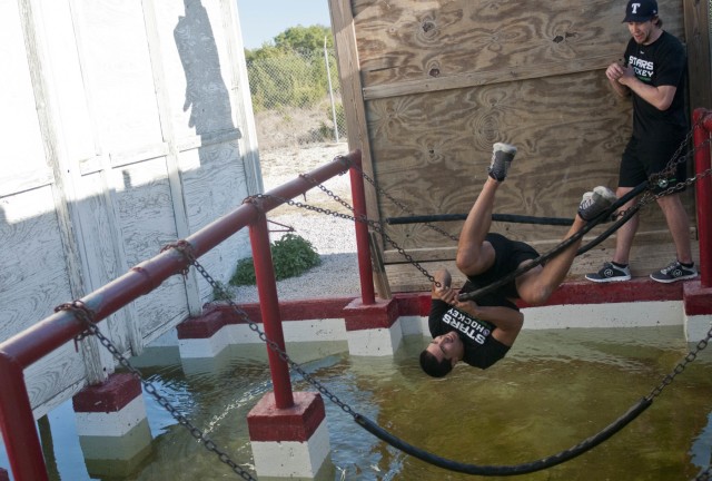 Texas Stars tackle Fort Hood obstacle course
