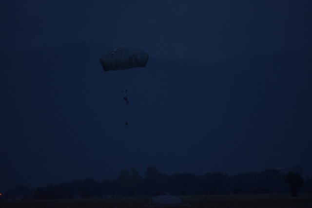 Sky soldiers, French paratroopers conduct combined parachute operation