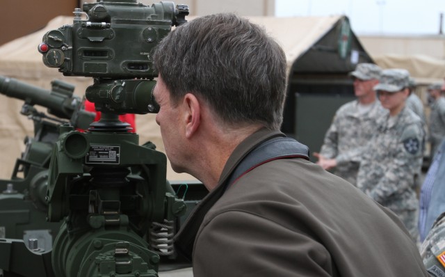 Vancouver executives tour JBLM