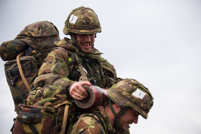 Carrying 155 mm artillery training rounds