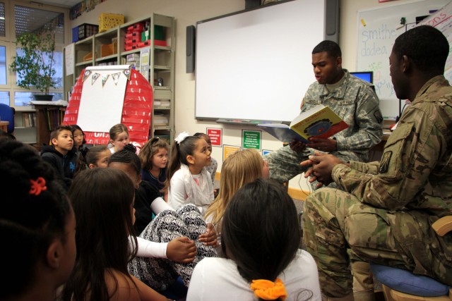 16th Sustainment volunteers read at Smith Elementary