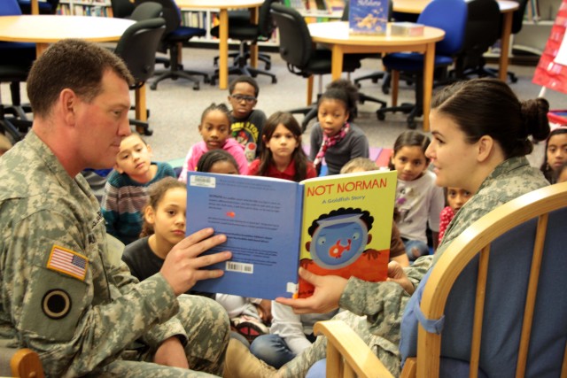 16th Sustainment volunteers read at Smith Elementary