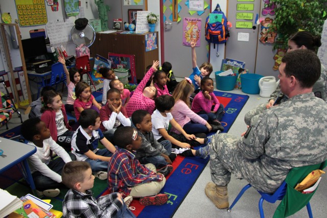 16th Sustainment volunteers read at Smith Elementary