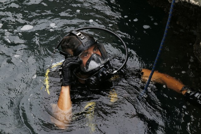 Army divers train salvage ops on Kuwait Naval Base