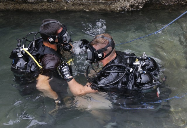 Army divers train salvage ops on Kuwait Naval Base