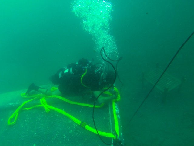 Army divers train salvage ops on Kuwait Naval Base