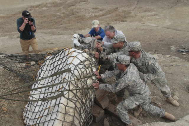 New Mexico National Guard airlifts dinosaur fossils