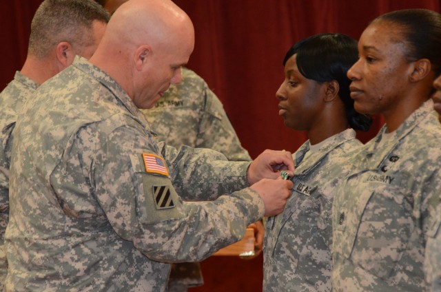 MG Cloutier pins award on Sgt. Covington