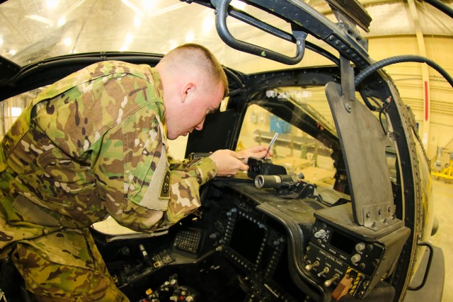 Soldiers keep Apache aircraft flying