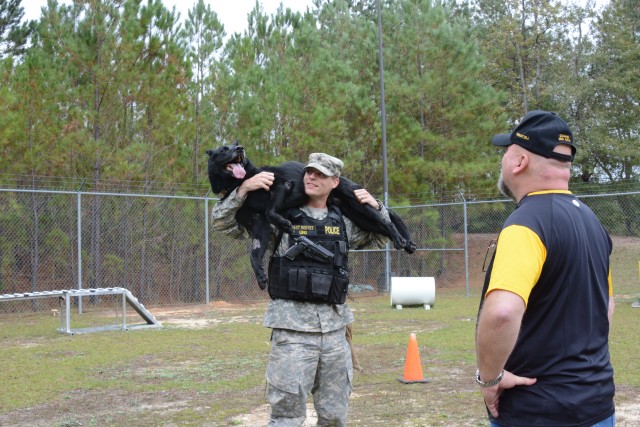 Korean vet dog-handler learns today's handling practices