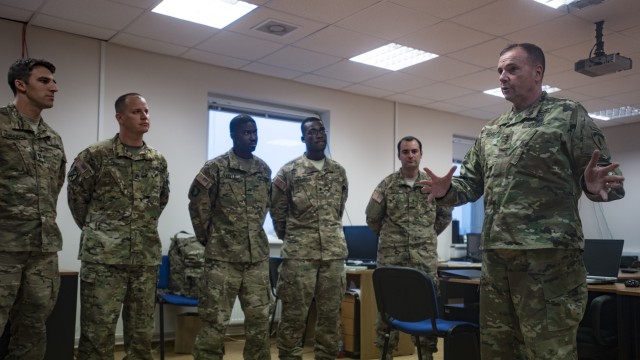 Lt. Gen. Ben Hodges visits Soldiers from the outgoing rotational aviation force