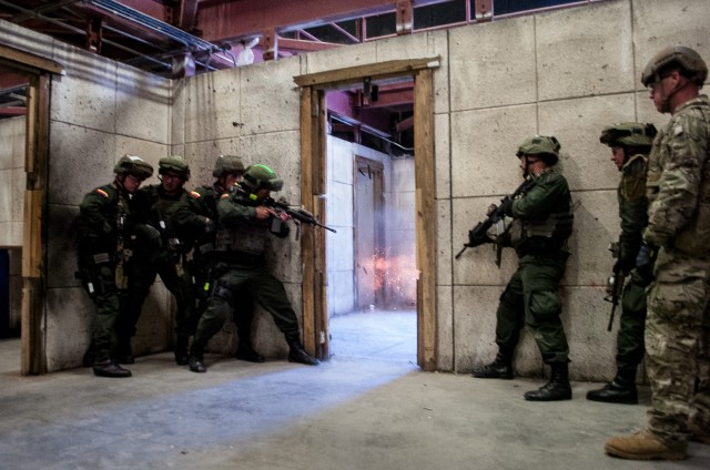 Green Berets train Junglas to Fight Close Quarters Battles
