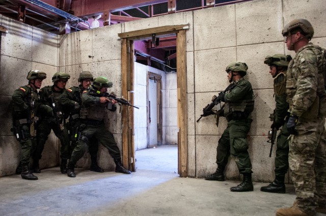 Green Berets train Junglas to Fight Close Quarters Battles