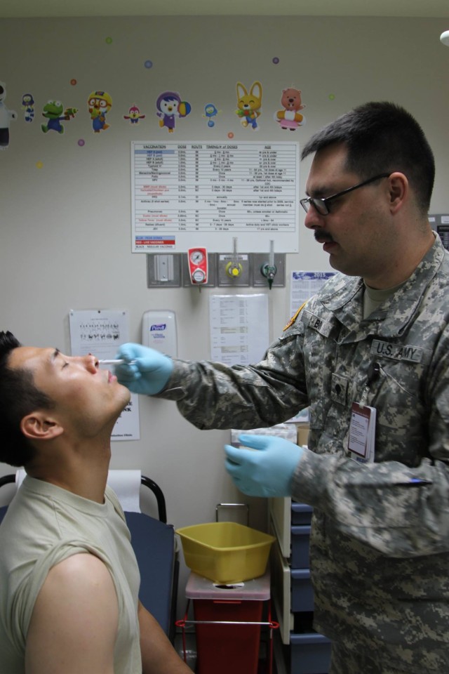 121 Combat Support Hospital Soldiers Assist Reservist With Medical Soldier Readiness Process