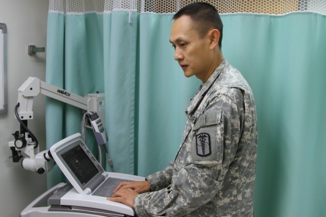 121 Combat Support Hospital Soldiers Assist Reservist With Medical Soldier Readiness Process