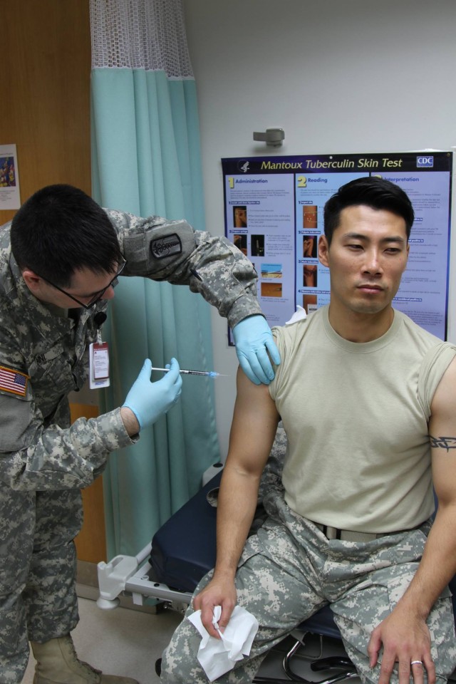 121 Combat Support Hospital Soldiers Assist Reservist With Medical Soldier Readiness Process