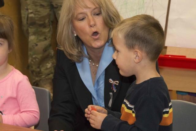 Army Chief of Staff's wife visits Meadows Elementary