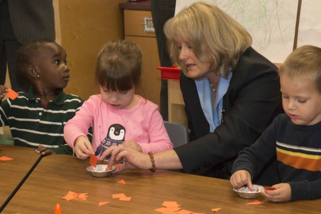 Army Chief of Staff's wife visits Meadows Elementary