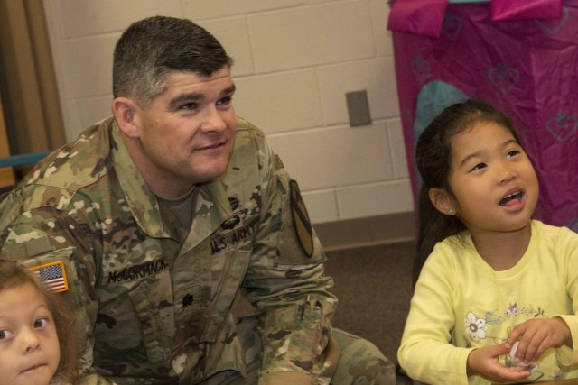 Army Chief of Staff's wife visits Meadows Elementary