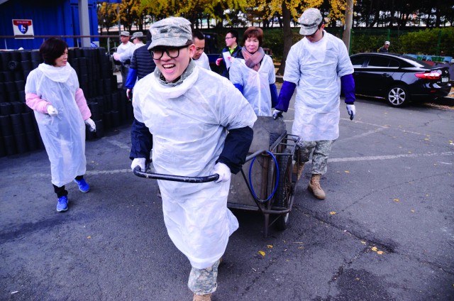 Garrison Soldiers deliver warmth to those in need