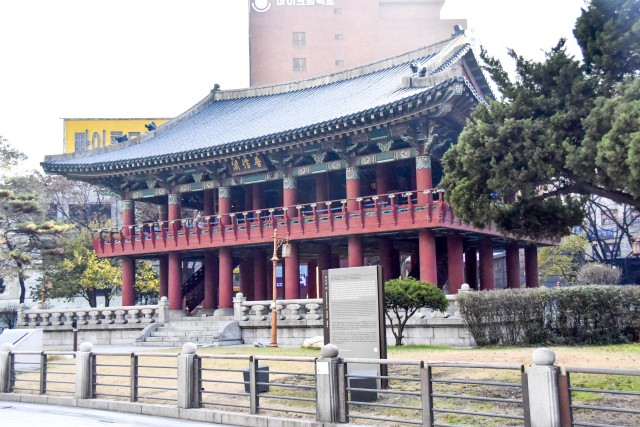 Bell from Joseon Dynasty rings in the new year