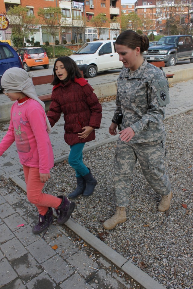 US Soldiers conduct team-building games in Kosovo