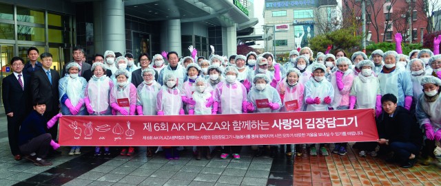 Humphreys families, civilians make kimchee for neighbors in need