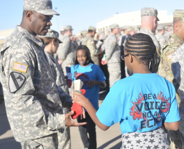 Elementary students bring Fort Hood Soldiers holiday cheer