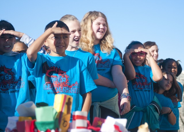 Elementary students bring Fort Hood Soldiers holiday cheer