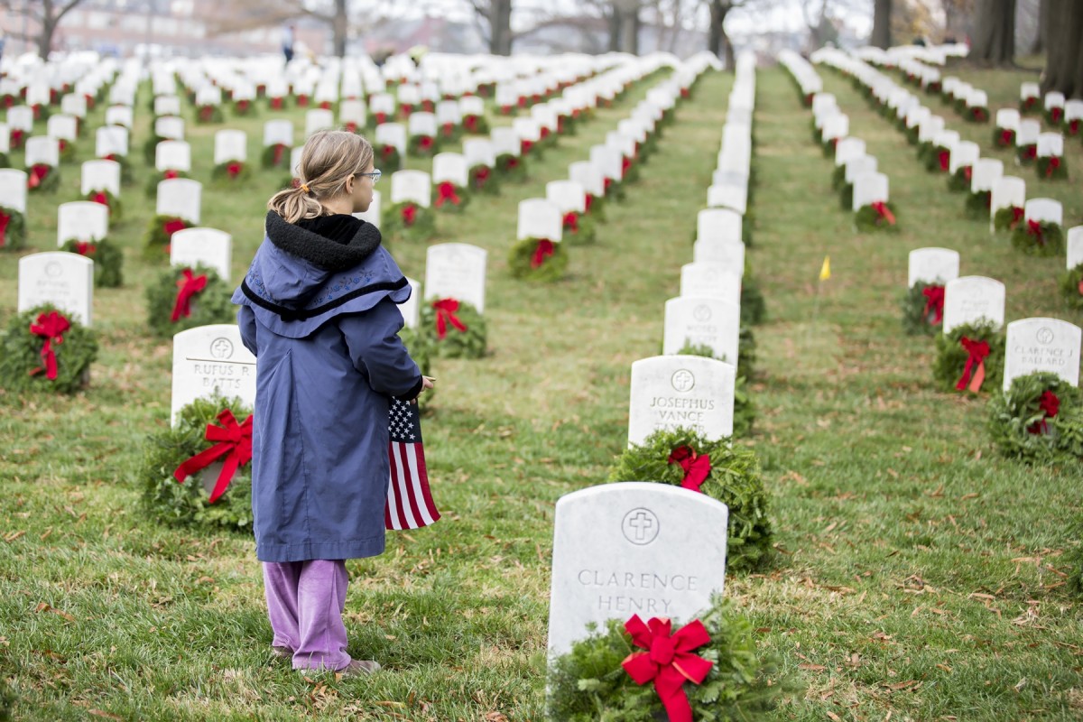 Arlington National Cemetery adorned in wreaths | Article | The United ...