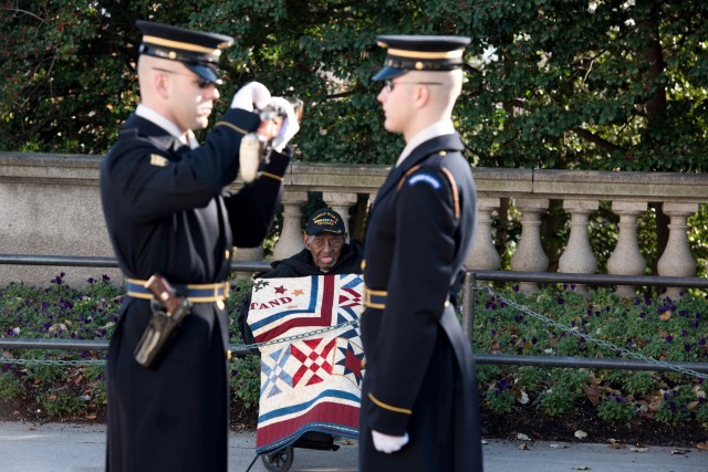Oldest known living World War II vet visits Tomb of the Unknowns
