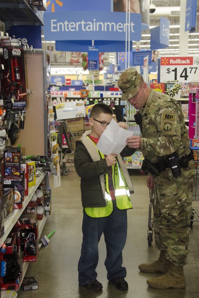 Fort Campbell MPs take students to 'Shop with a Cop'