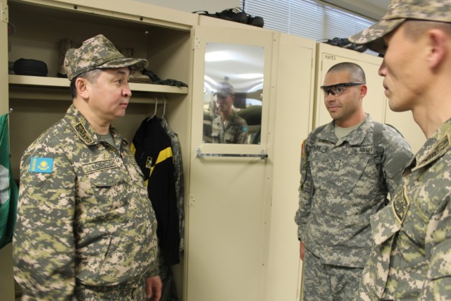 Kazakhstan army visits US Army Central