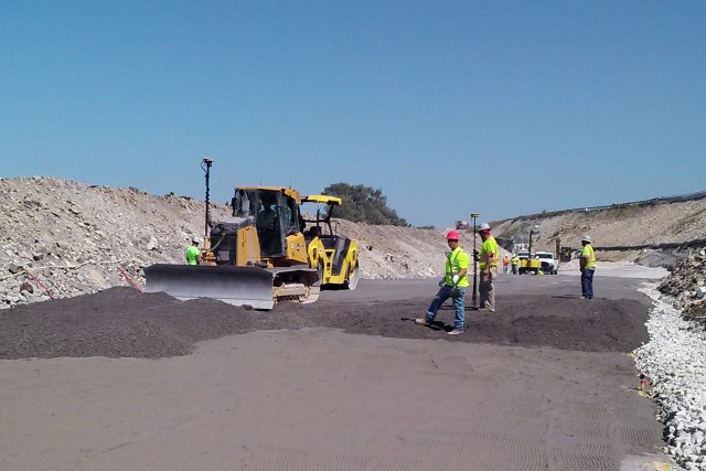 Placing roller-compacted concrete at Lockport Lock and Dam
