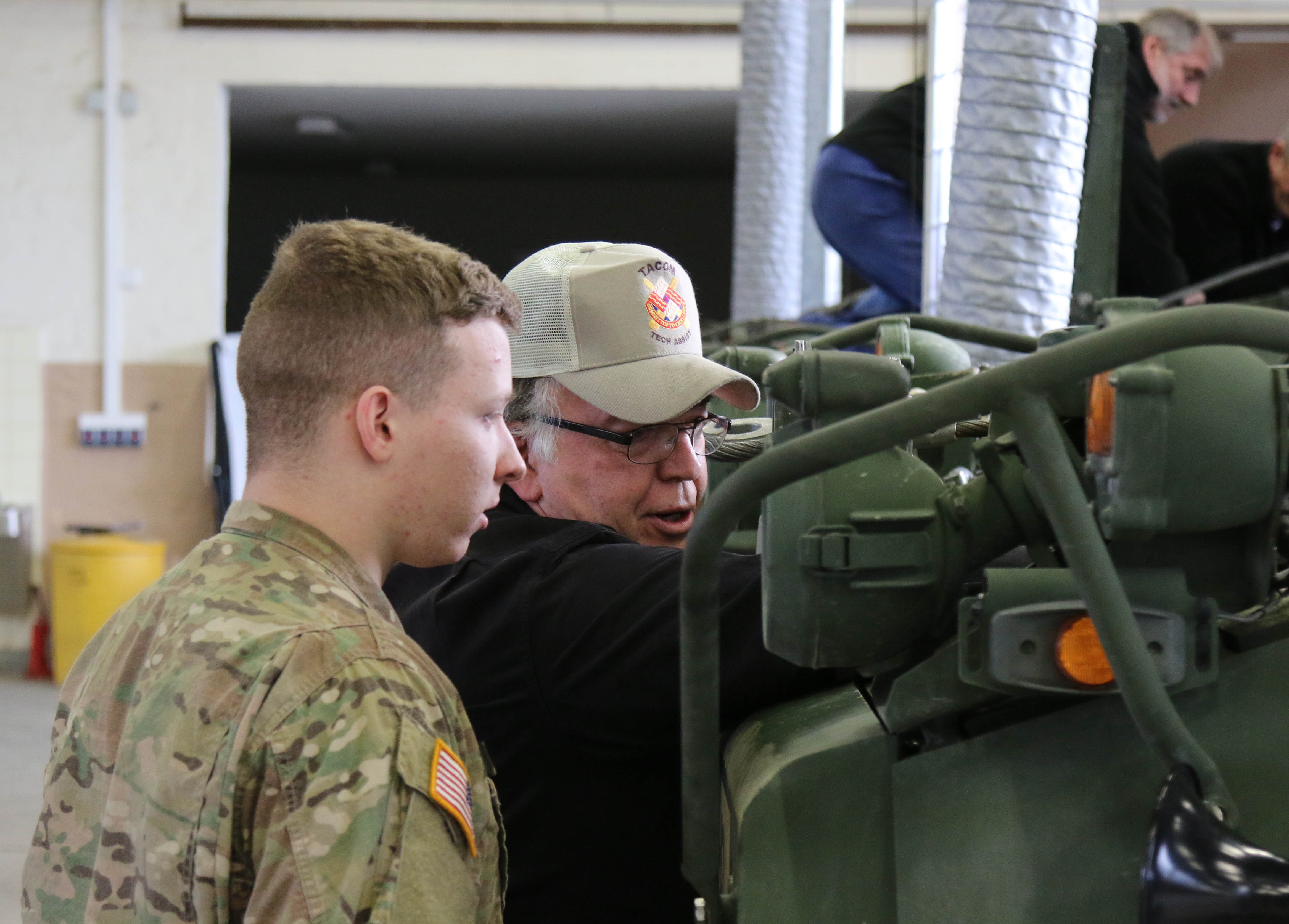 commander visits 2CR Soldiers during Stryker Maintenance Course