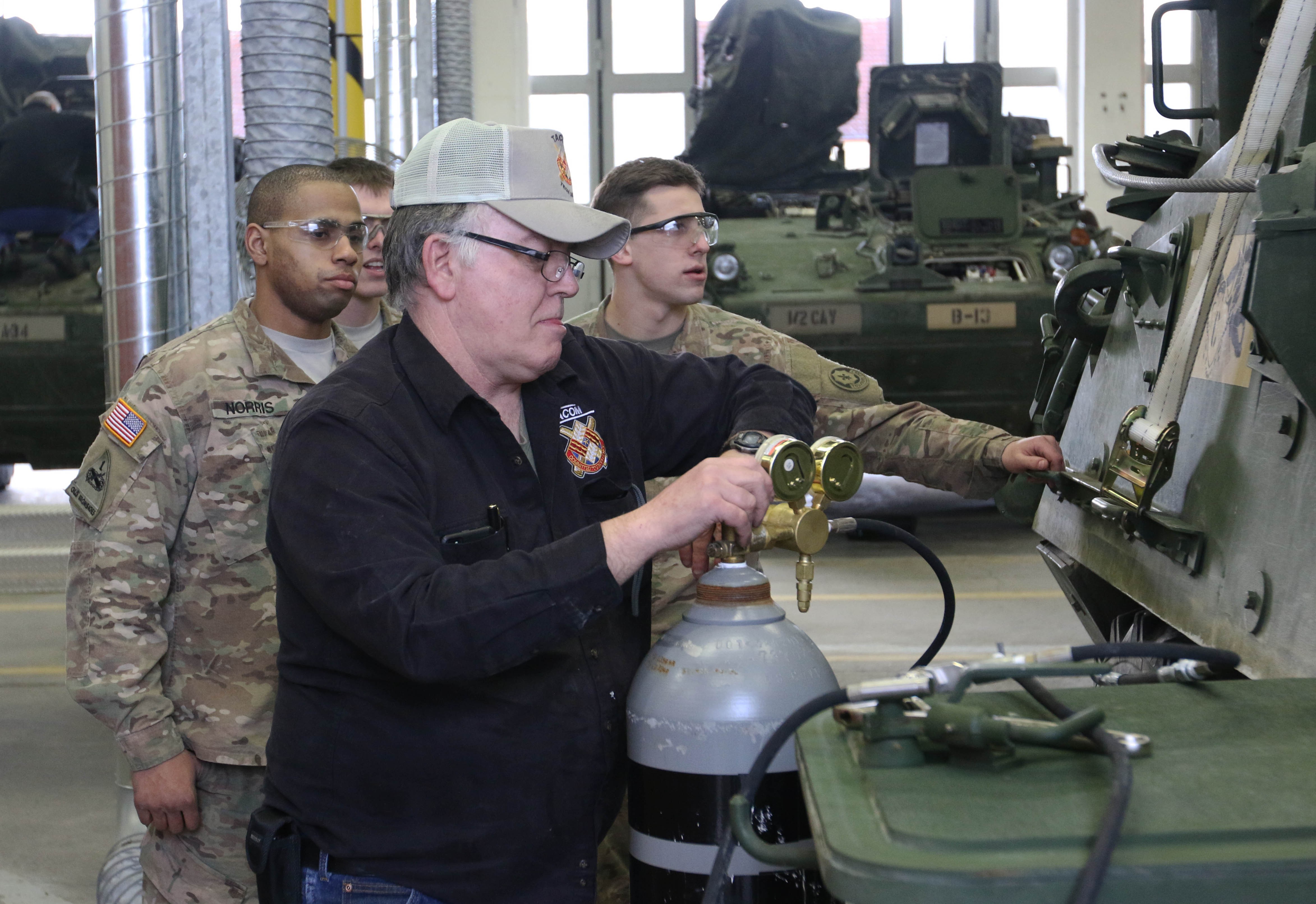 commander visits 2CR Soldiers during Stryker Maintenance Course