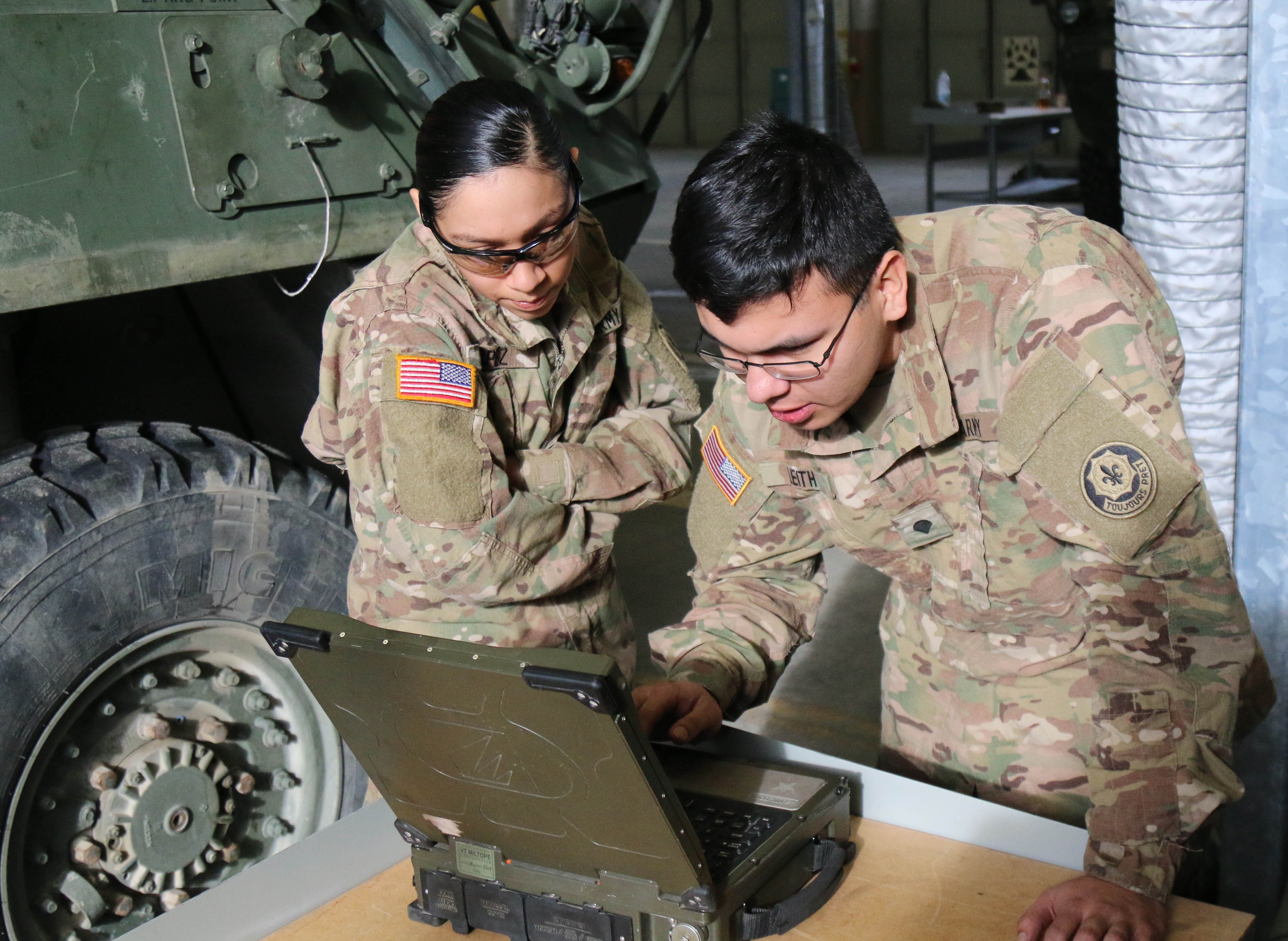 TACOM commander visits 2CR Soldiers during Stryker Maintenance Course ...