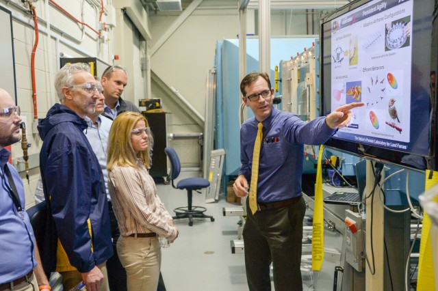 DAU fellows visit laboratory