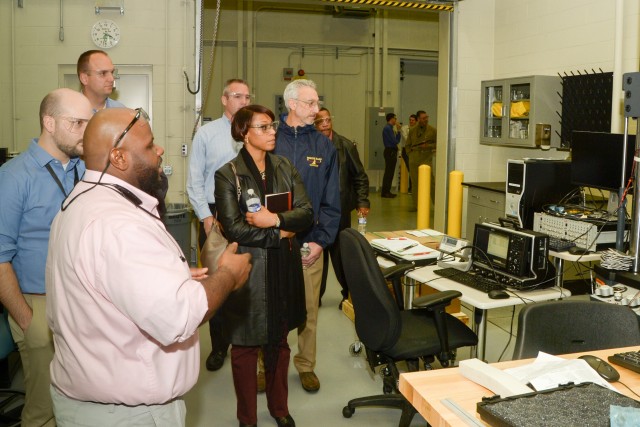DAU fellows visit laboratory