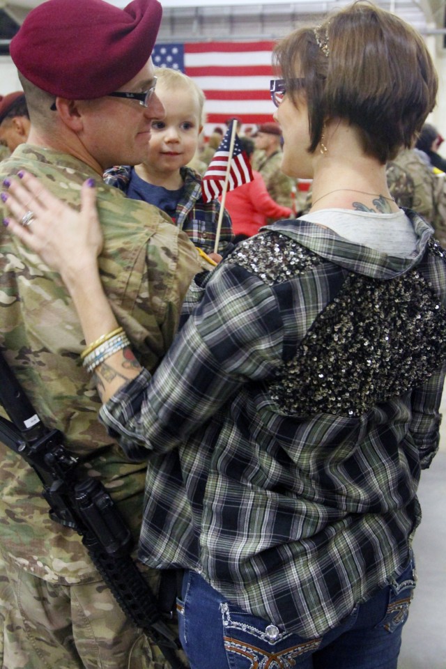 82nd Airborne Division paratroopers return home