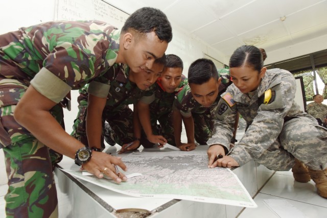 Hawaii Guardsman and Indonesian Soldiers share military tactics abroad