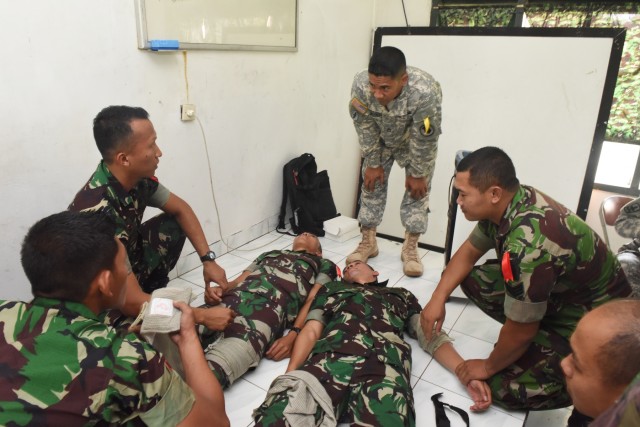 Hawaii Guardsman and Indonesian Soldiers share military tactics abroad